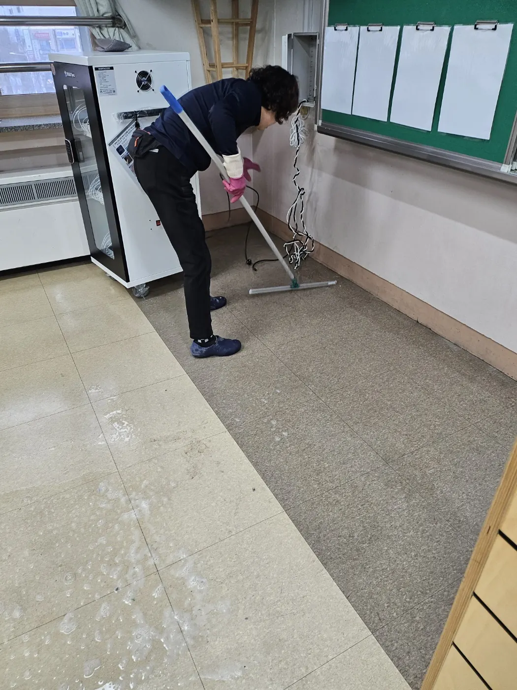 세정 진행 — 법수면 학교청소 현장