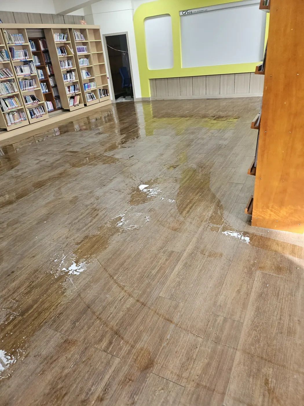바닥 물걸레 마감 — 통영시 학교청소 현장